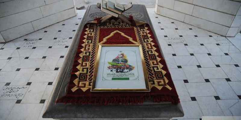 سنگ قبر احمد کسروی: آرامگاه و تاریخچه‌ای از اندیشه‌های او