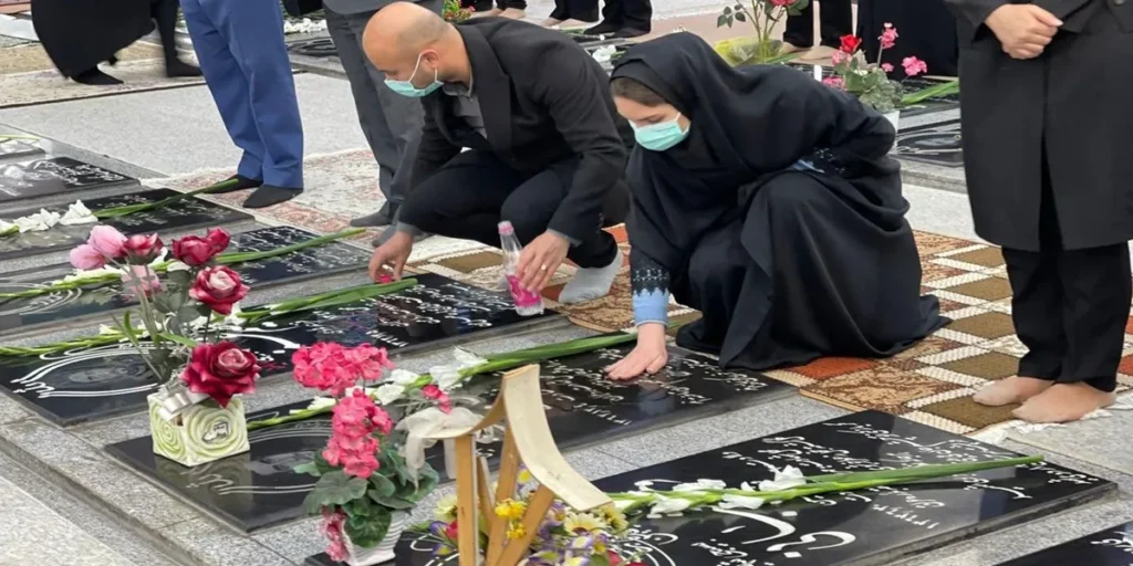 تزیین سنگ قبر با روبان
