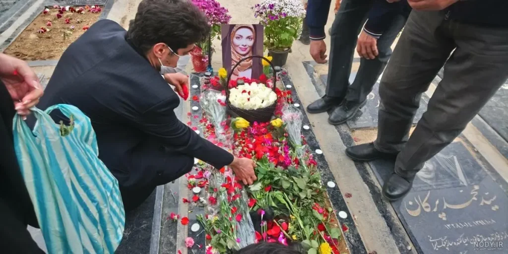 سنگ قبر آزاده نامداری